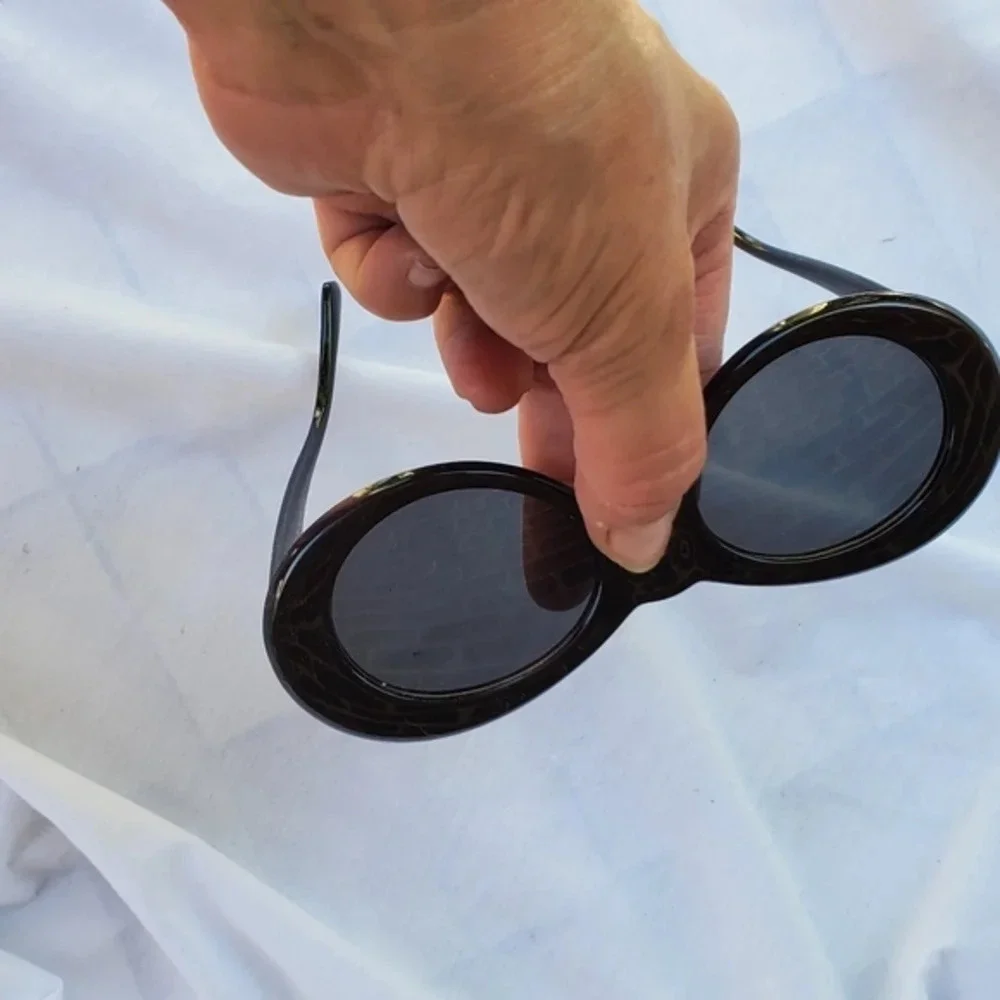 Retro look sunglasses with‎ case. 5 star rated